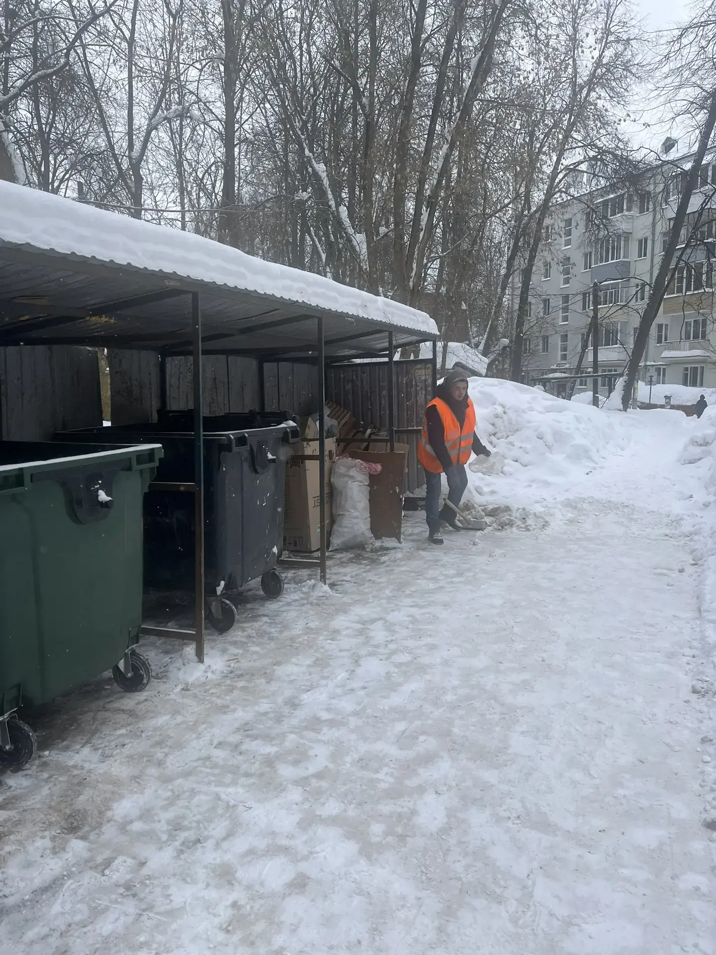 Продолжаем работы по очистке территорий от снега. ❄  Особое внимание уделяется входным группам и зон