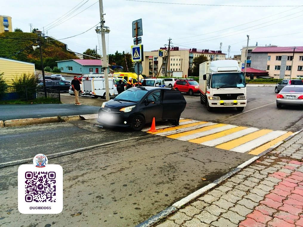 🚔В Холмске водитель Toyota Ractis совершила наезд на 72-летнего пешехода