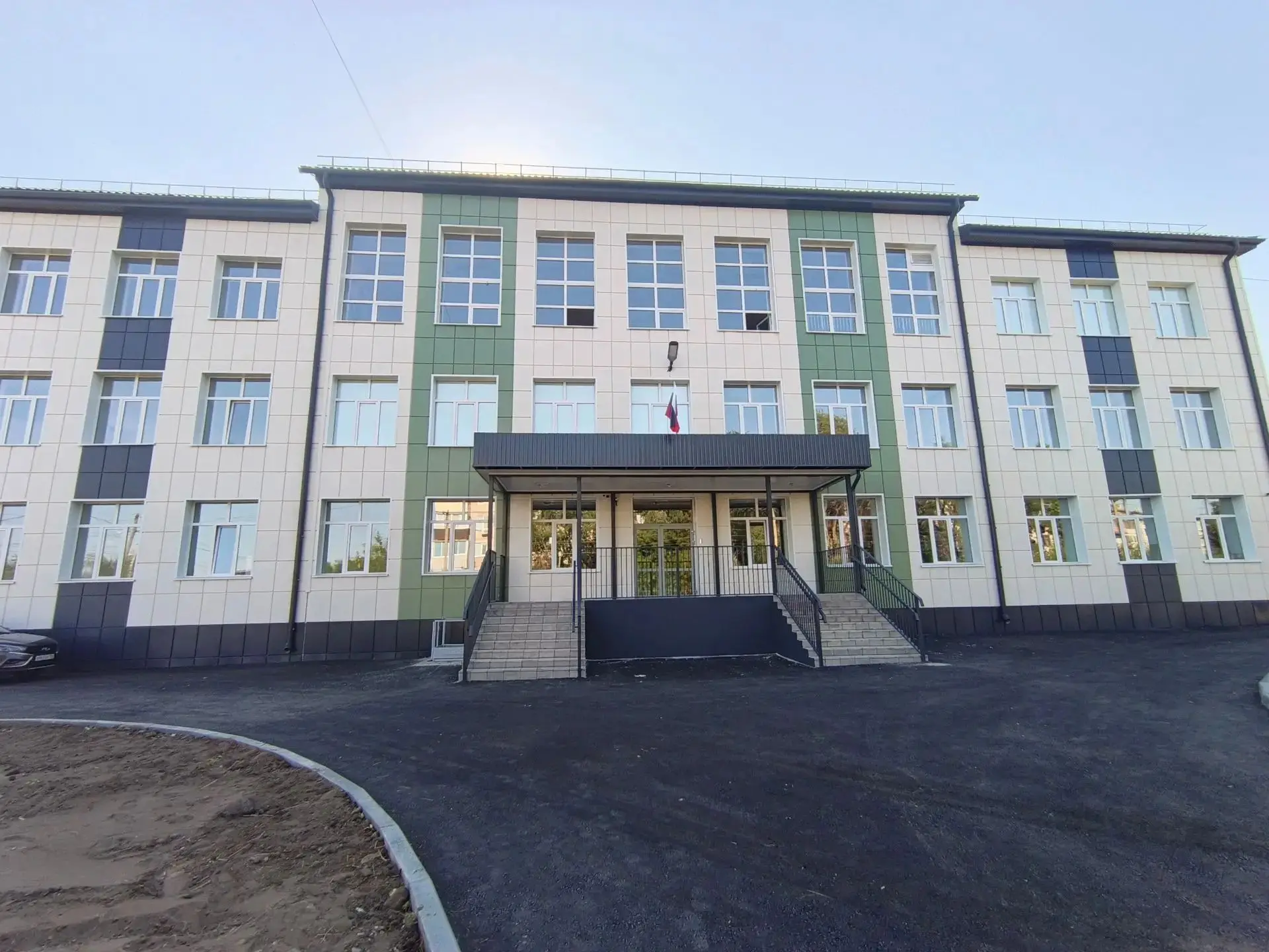 Уважаемые обучающиеся и родители! Линейка, посвящённая Дню Знаний, будет проведена 1 се...