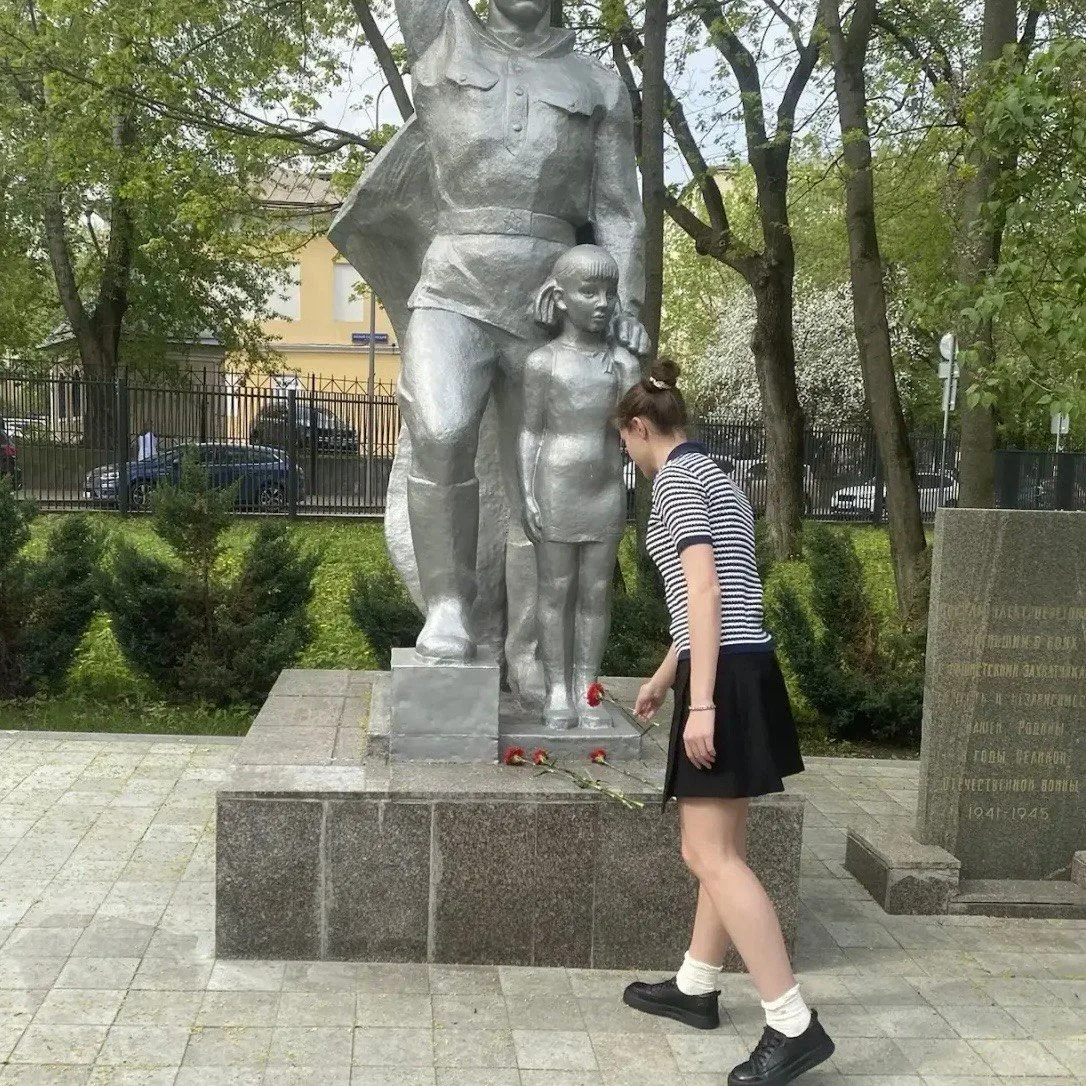 Каждый год в канун Дня Победы в Лицее проходит акция «Красная гвоздика»: ребята возлагают цветы к па