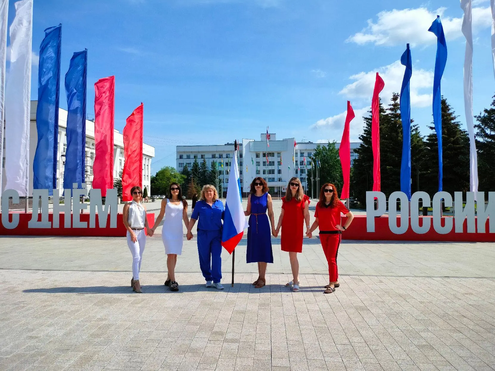 🇷🇺«Живой триколор»: сотрудники Управления Росреестра по Вологодской области провели флешмоб ко Дню