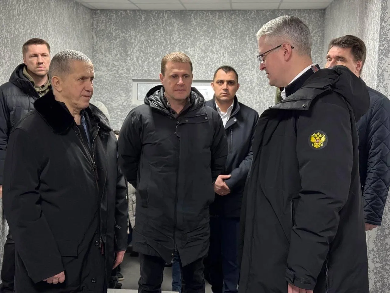 Вместе с вице-премьером Юрием Трутневым осмотрели новый арендный дом в Елизово. Ключи от квартир пол