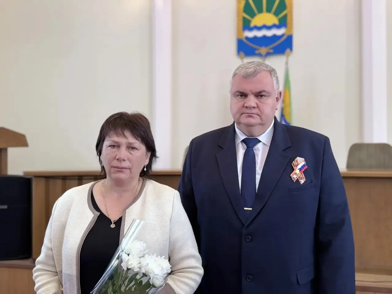 Глава Азовского района Сергей Комаров вручил ордена и медали семьям погибших героев СВО  В администр