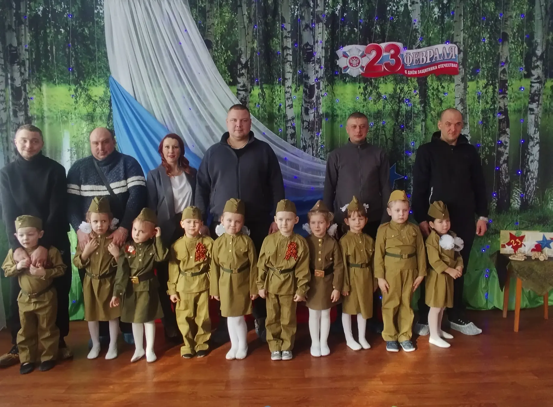 Служат в армии солдаты,