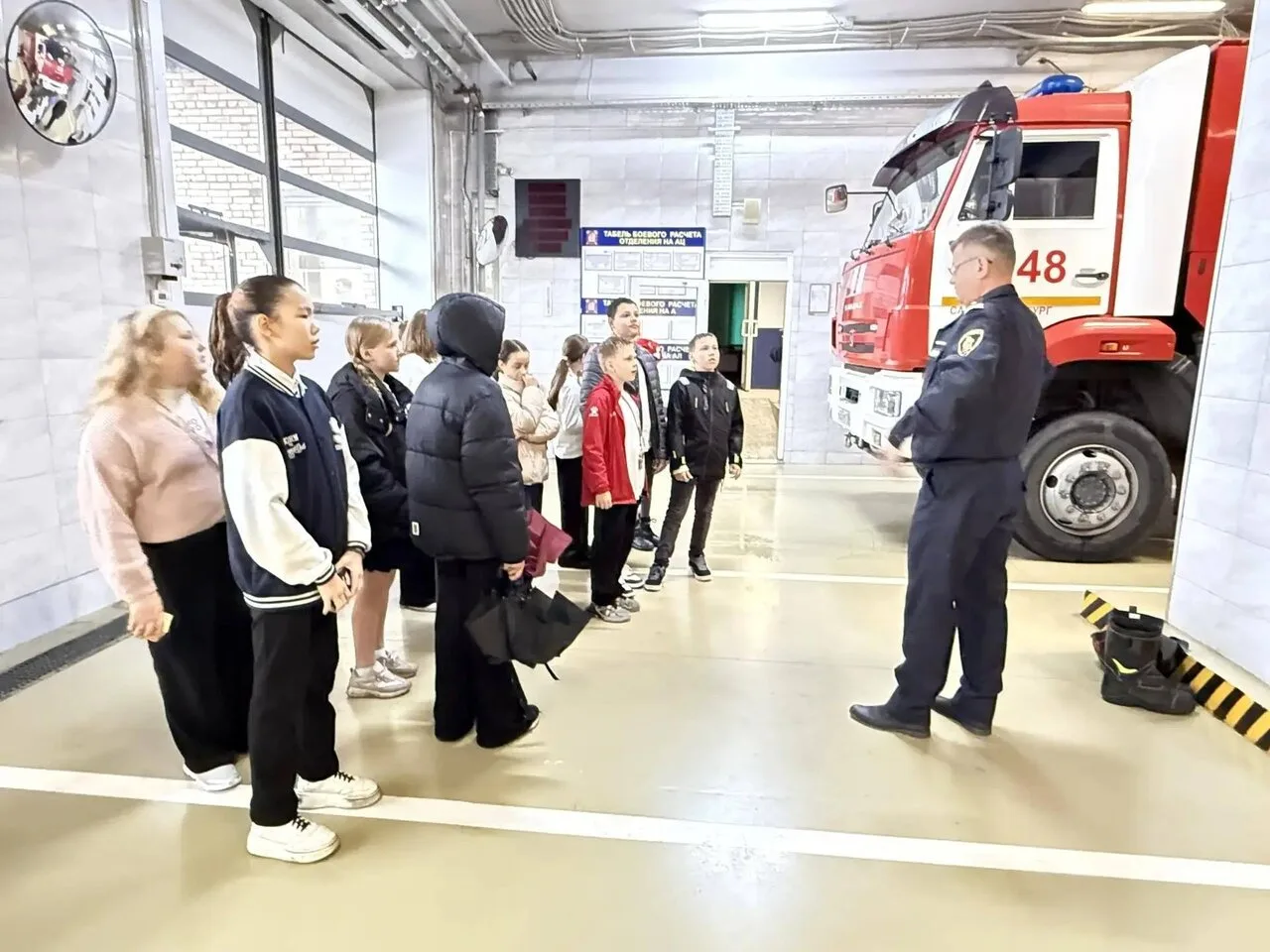 В рамках месячника безопасности ученики 5 класса школы №401 побывали в пожарно‑спасател...