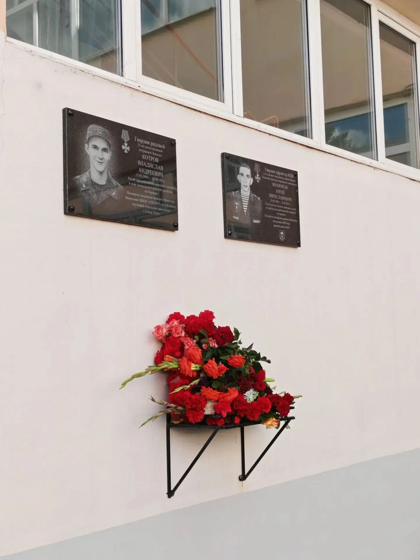 🥀Сегодня в школе №10 прошёл митинг памяти выпускников, погибших во время участия в СВО...
