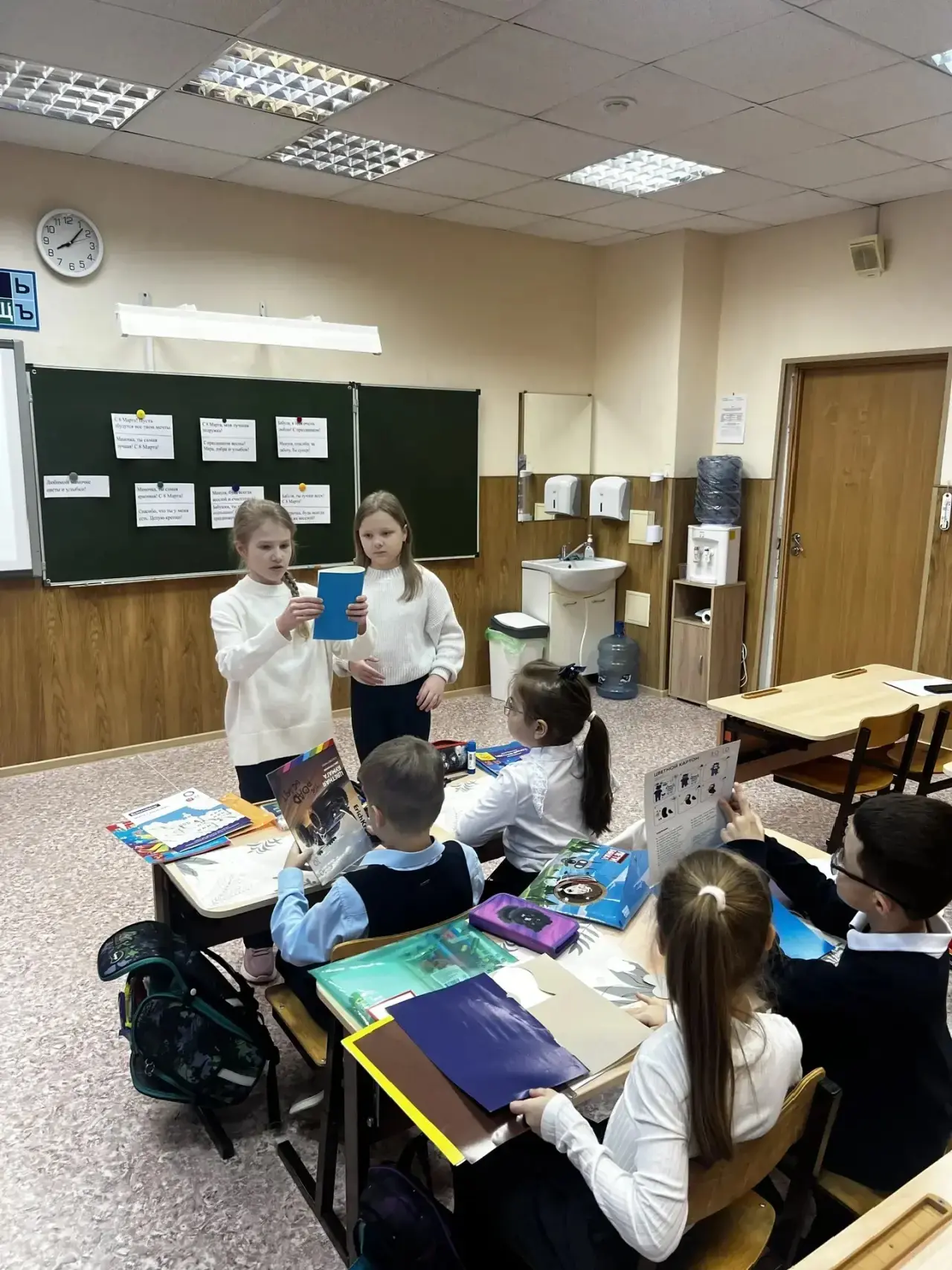 🌸 В преддверии самого нежного праздника в нашей школе произошло маленькое чудо! 🌸  По инициативе сов