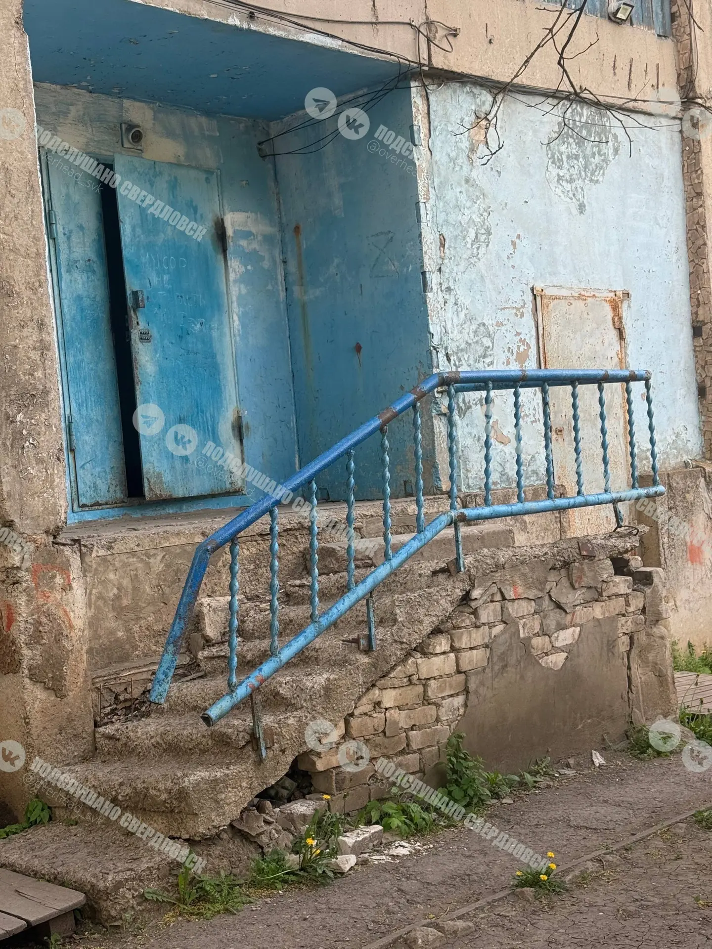 Сколько еще должна простоять эта аварийная лестница, прежде чем на нее обратят внимание?
По адресу у