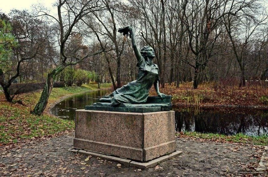 Чем известная француженка, изображённая на памятнике в Московском парке Победы