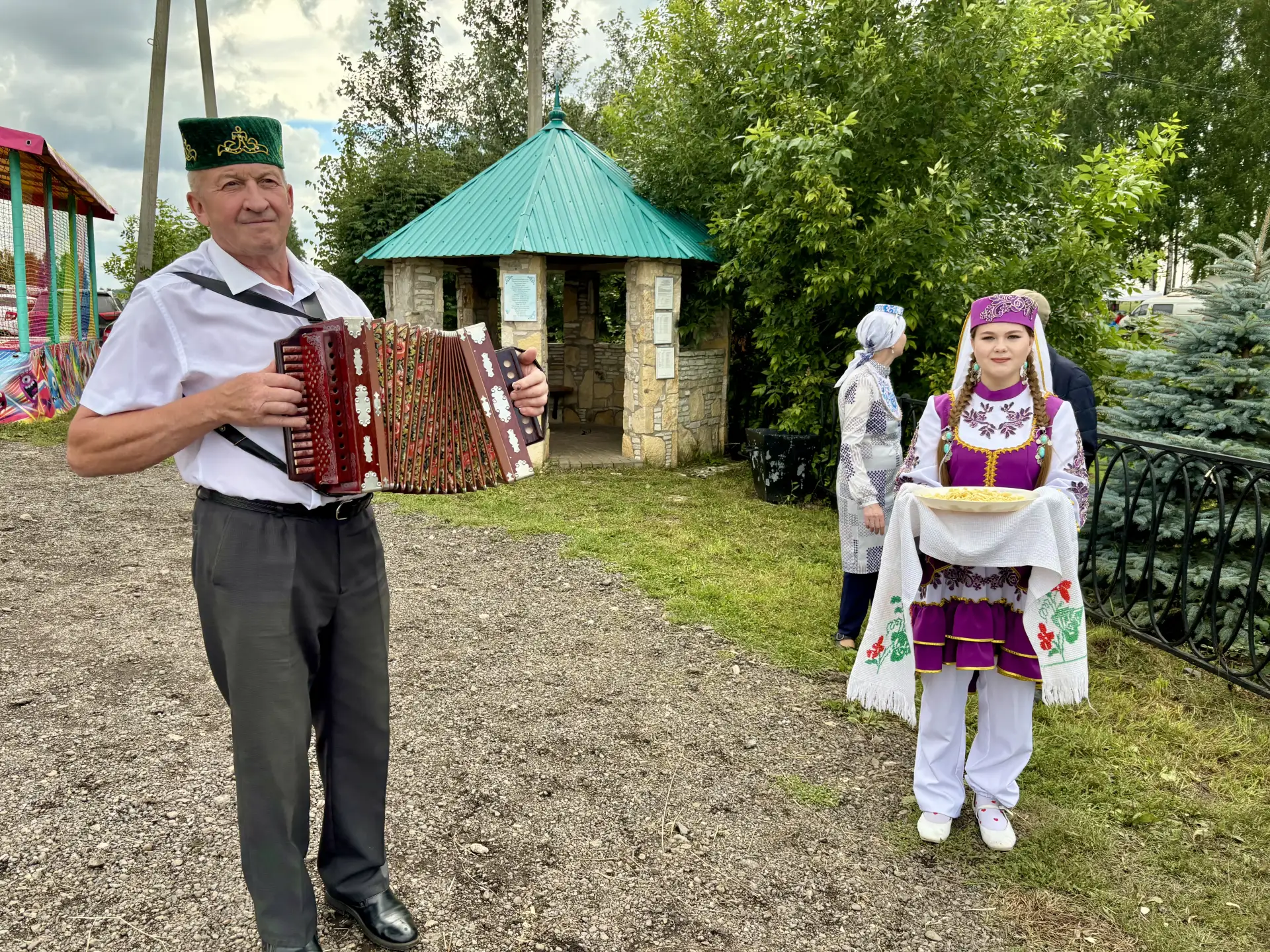 Бүген районыбызның Бөрбаш авылында-Байлар Сәрдегәнендә Чишмә бәйрәме.