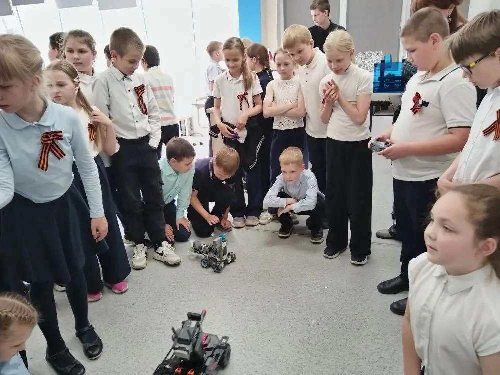 Вчера в Кванториуме был настоящий день открытий! 🤖  К нам в гости заглянули самые любознательные реб
