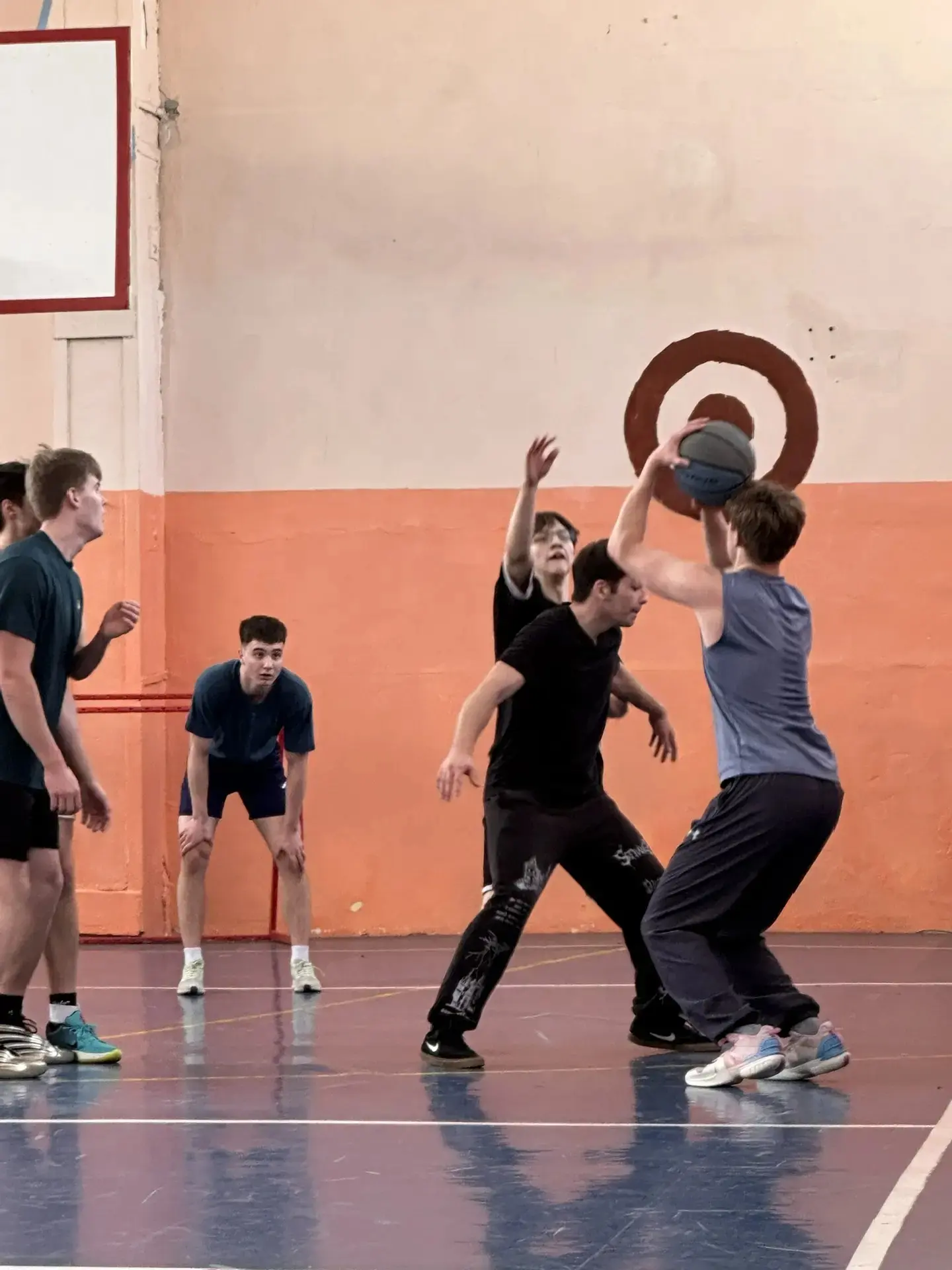 🏀В втором корпусе прошла товарищеская встреча по баскетболу среди учеников 10 класса и выпускников н