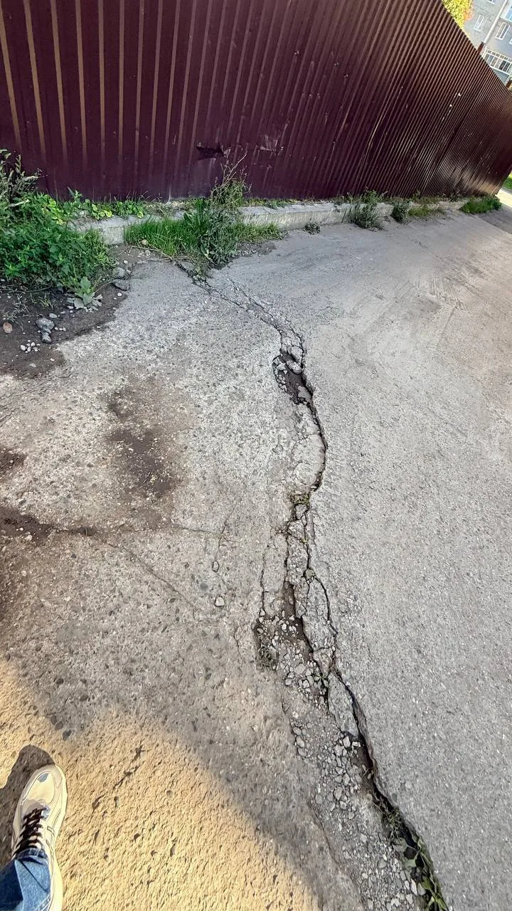 Восемь лет ждут ремонта ямы на Гагарине