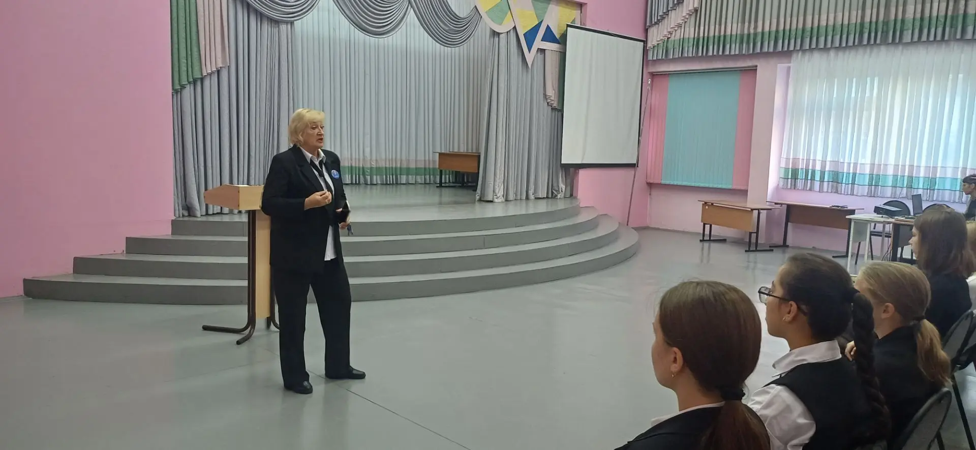 🕊️ В честь  окончания Второй мировой войны в нашей школе прошёл Урок мужества.