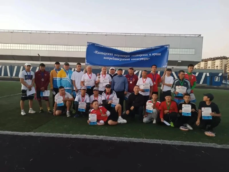 🏆 В Кызыле завершился турнир по мини-футболу среди педагогов и студентов