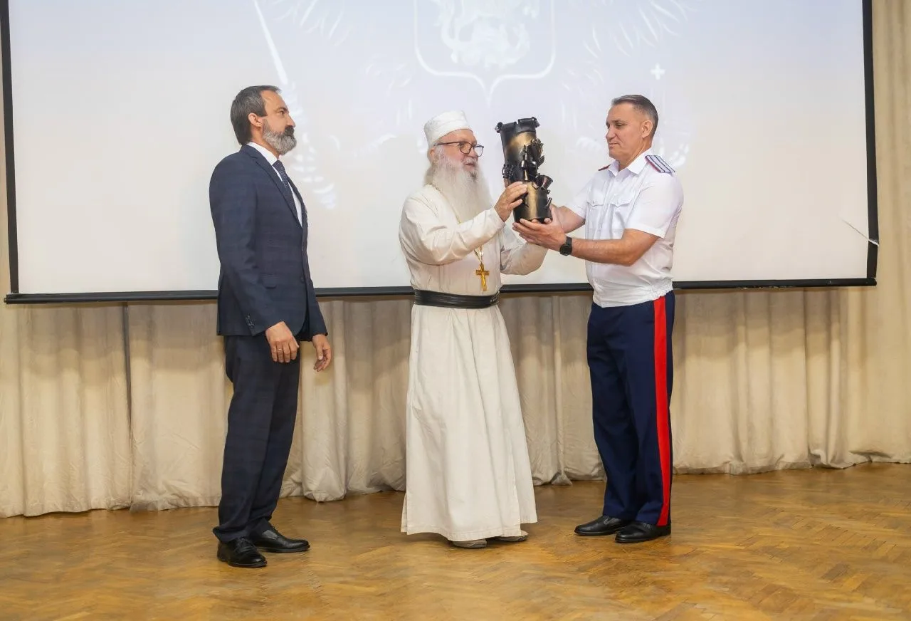 🎖 В ВОЛГОГРАДСКОМ КАЗАЧЬЕМ КАДЕТСКОМ КОРПУСЕ ТОРЖЕСТВЕННО ВРУЧИЛИ НАГРАДЫ ЗА ПОМОЩЬ ФР...
