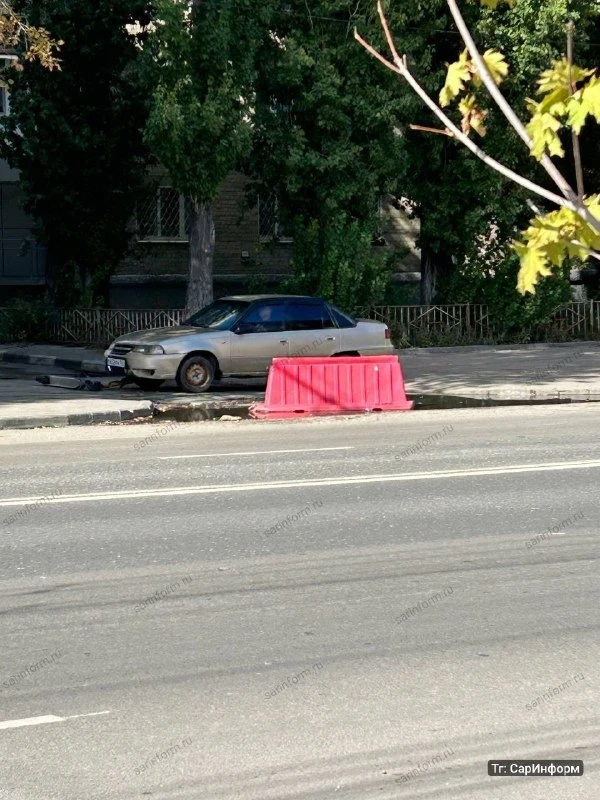 🚗 Водитель легковушки протащил электросамокат по тротуару Чернышевского
