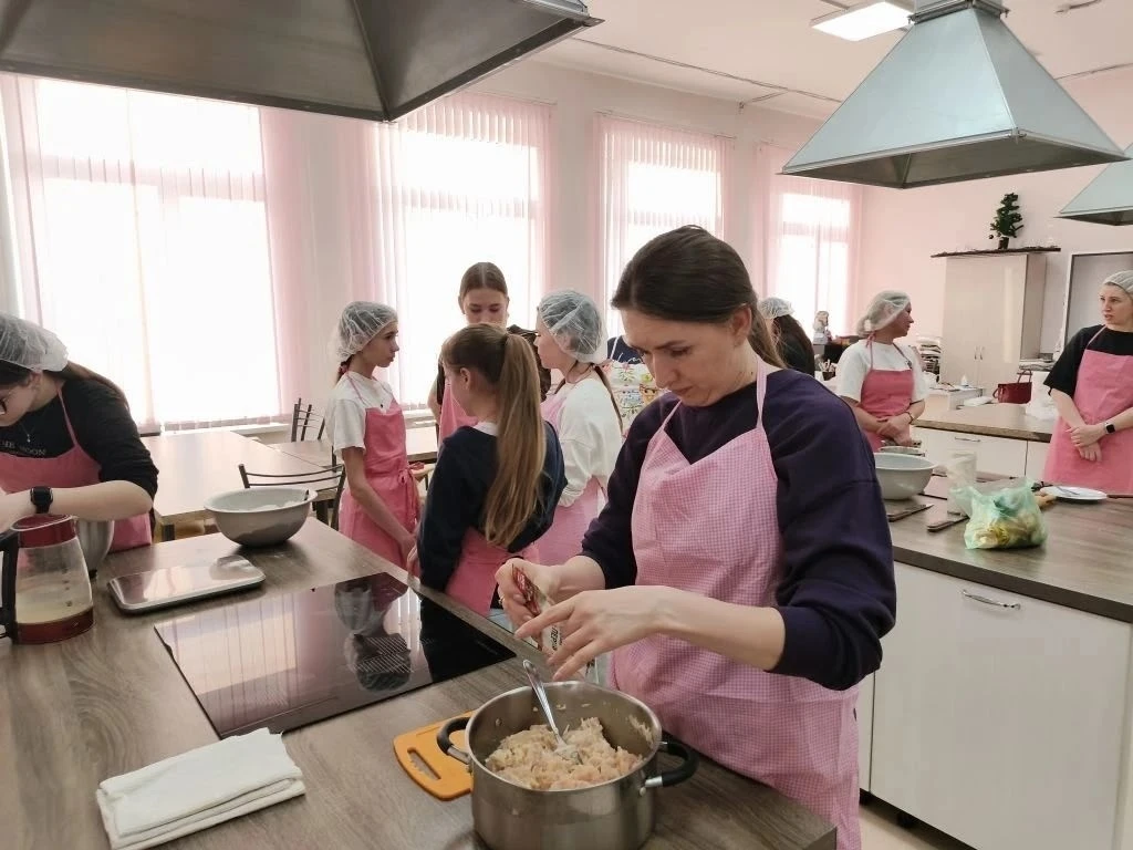 Готовим вместе с родителями ✨  Для ребят и родителей 8Е2 класса прошёл настоящий кулинарный праздник