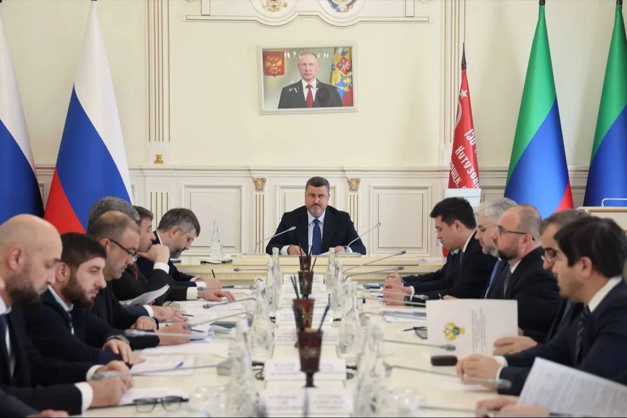 Знак с выше!   Новый и.о. главы Дагестана Федор Щукин сегодня проводил совещание с главой Дербента Х