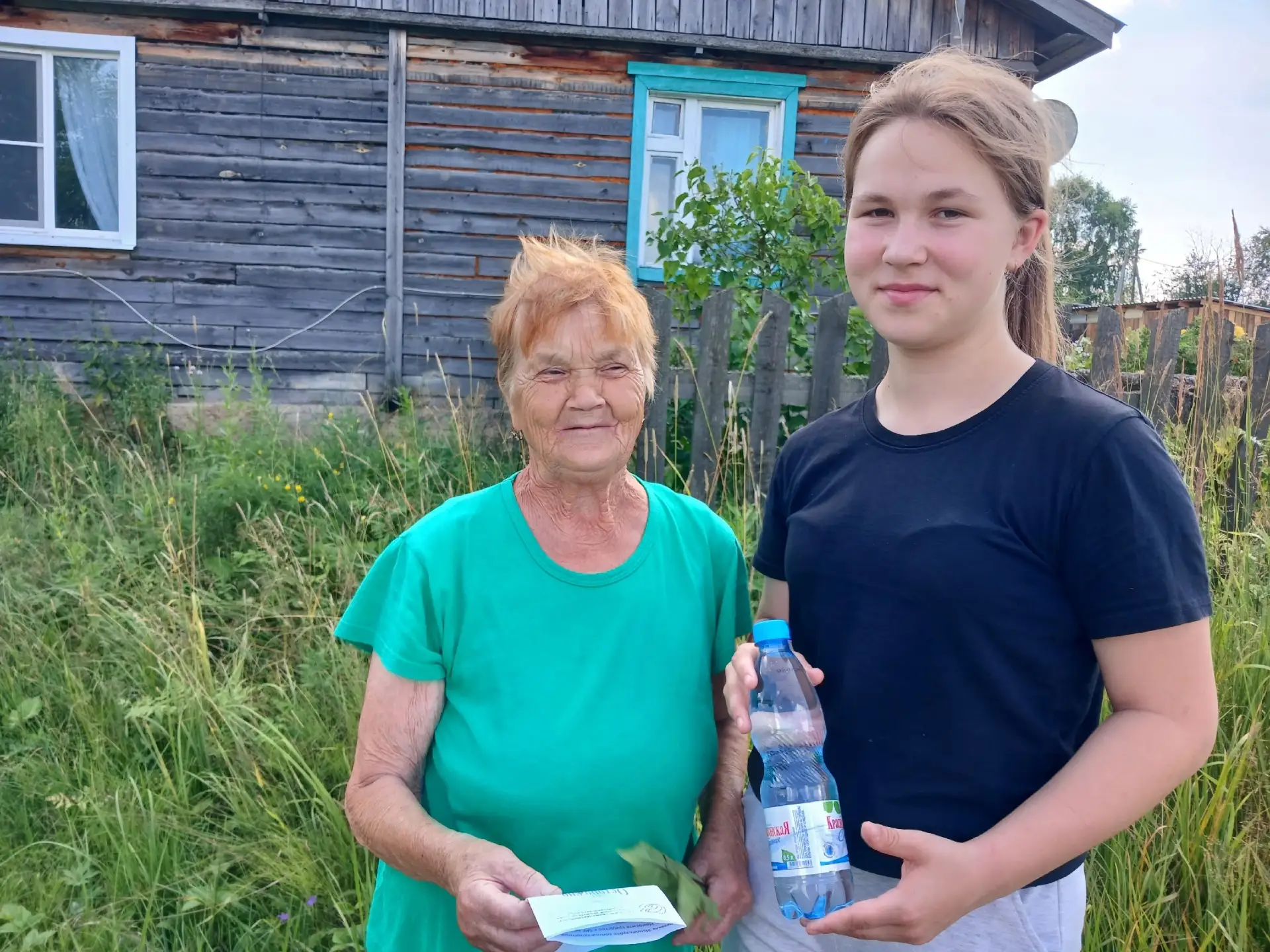 В рамках "Школы безопасности" для граждан пожилого возраста участник "движения первых" вместе со спе
