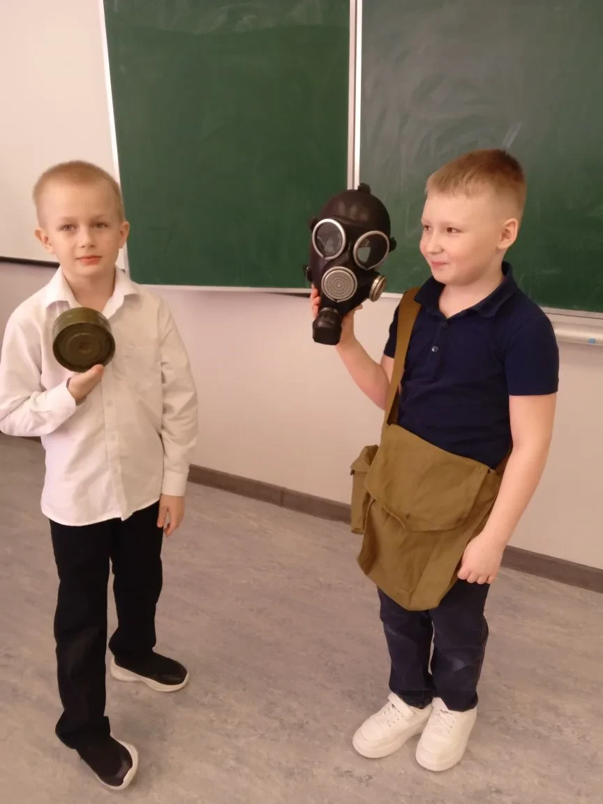 2б класс провел занятие по теме"Что такое противогаз?" . Горин Артем показал устройство противогаза.