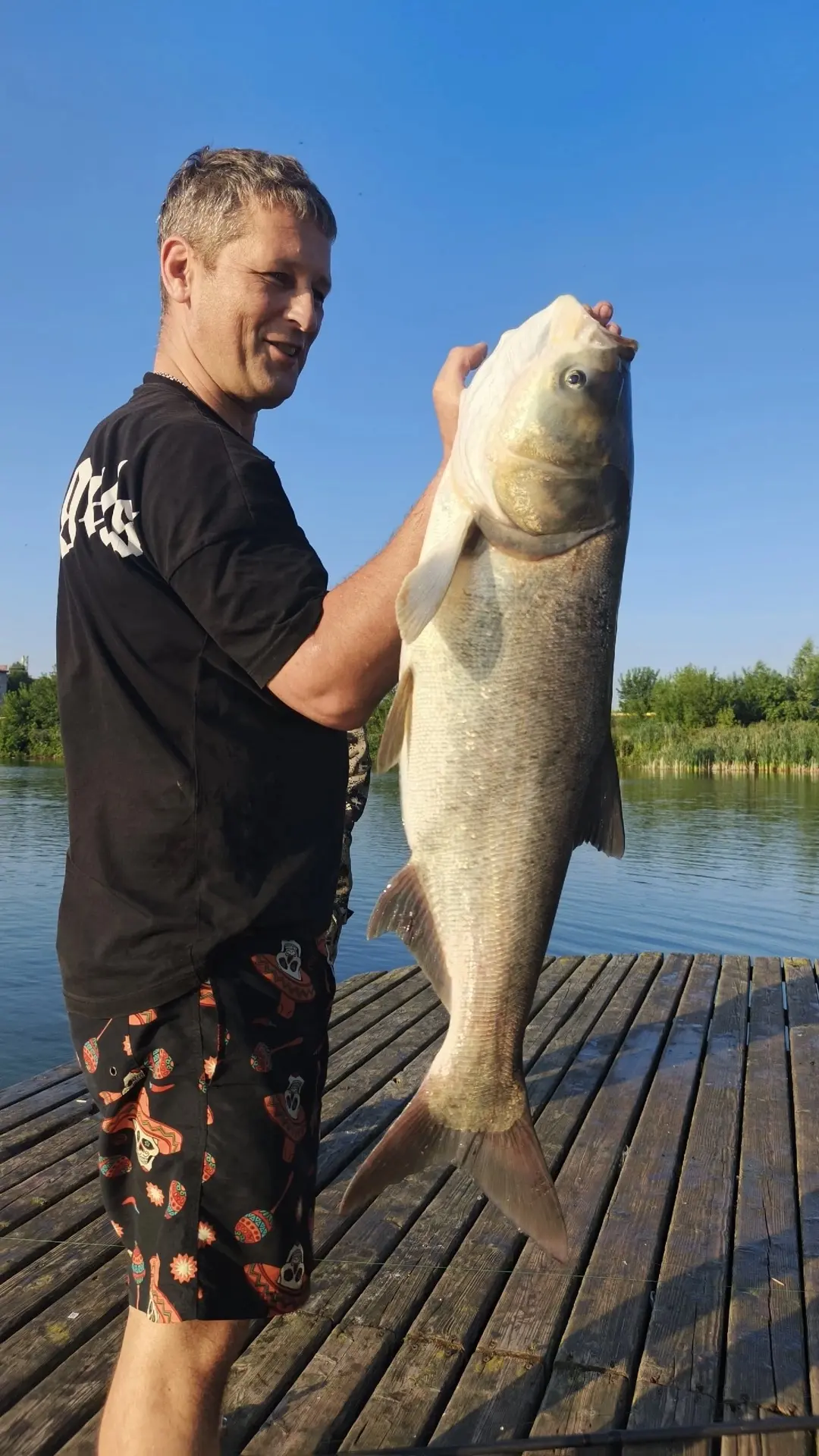 🎣 Вот таких гигантов вылавливают в озере возле медсанчасти!