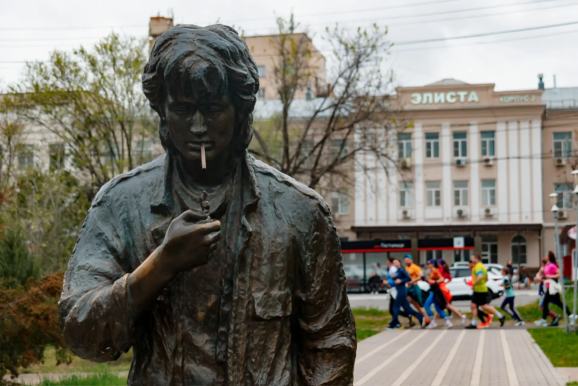 В дружеских пробежках после проведения старта есть своя магия – многие атлеты хвастаются загаром с д