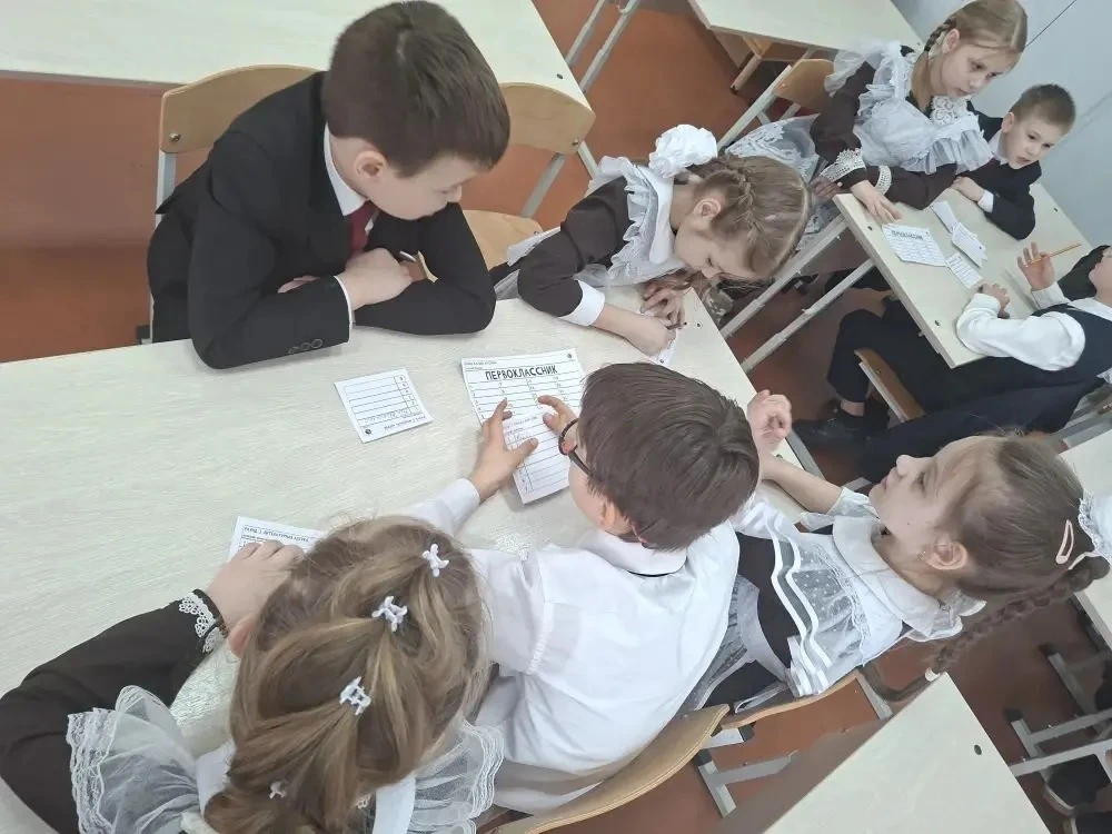 🥳 Свершилось! 1А и 1Б попрощались с Азбукой. И сделали это стильно — на интеллектуальном квизе!  Что