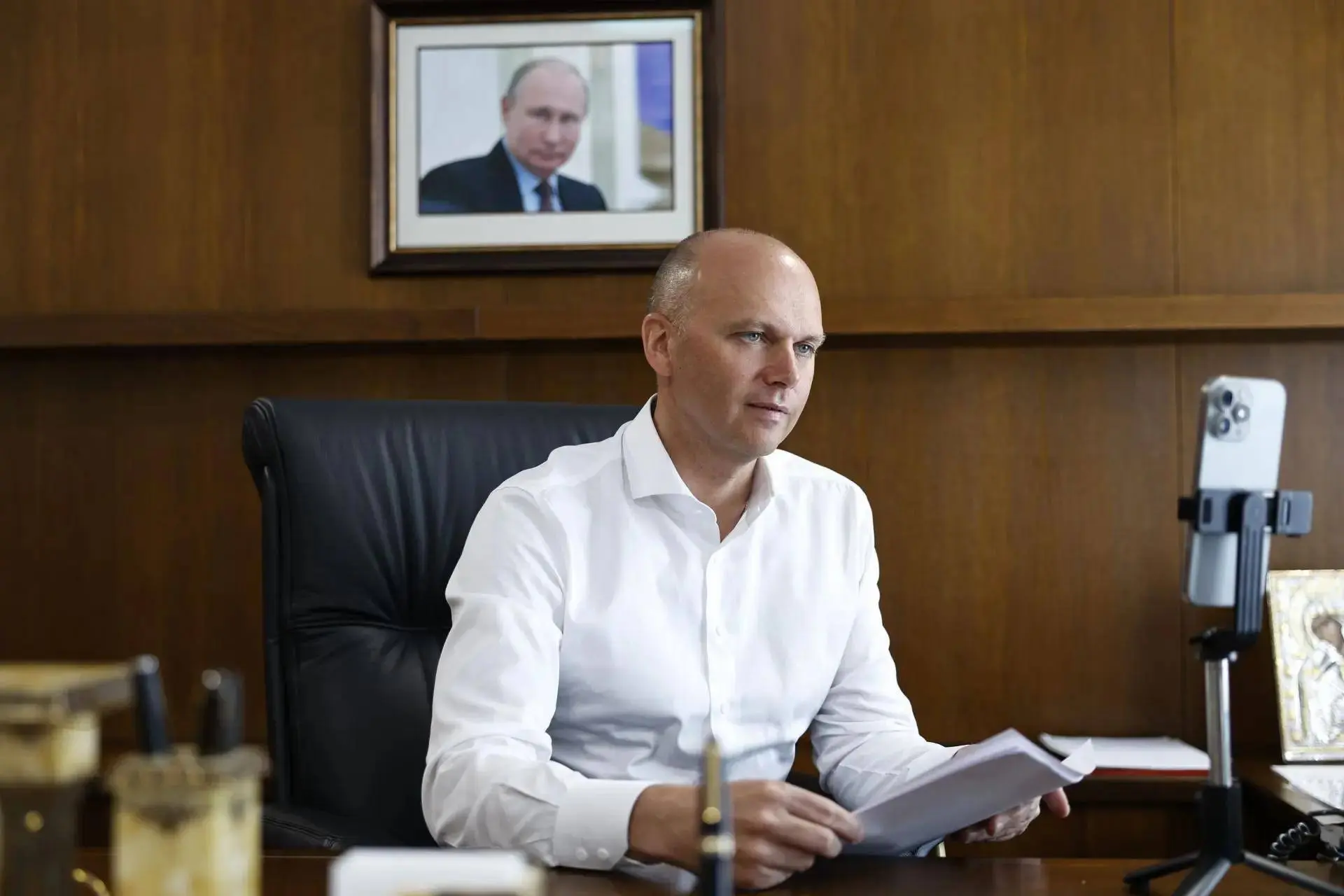 Губернатор Алексей Беспрозванных провёл прямой эфир на своей странице «ВКонтакте» и ответил на вопро