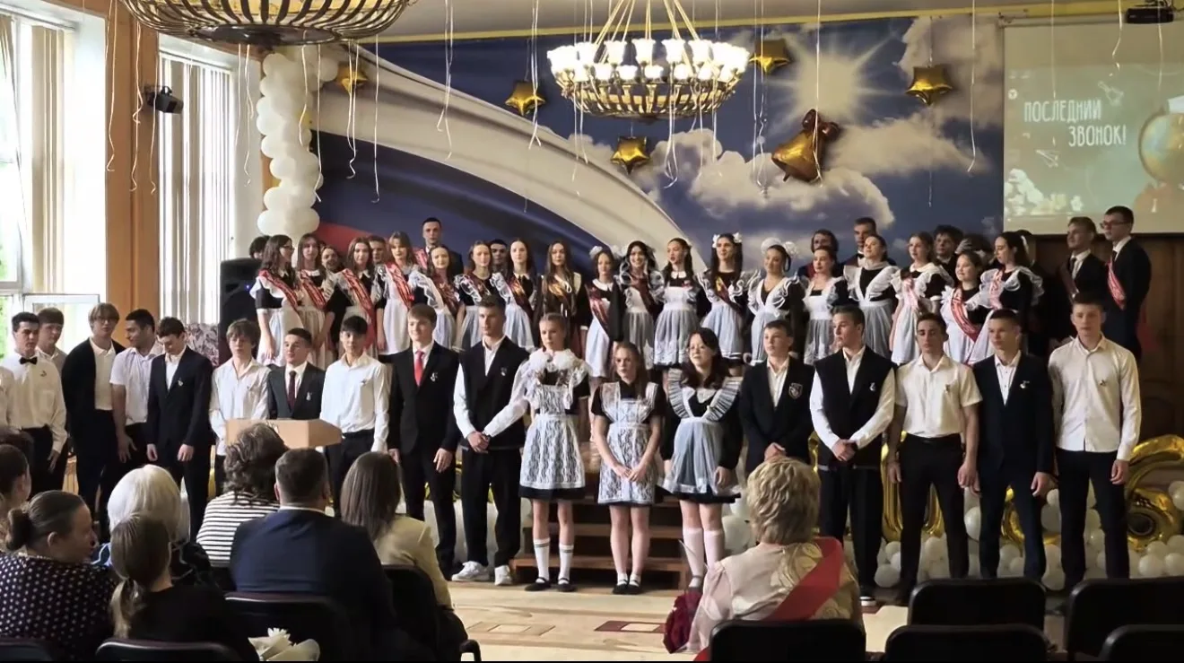 Вот и прозвучал тот самый, последний звонок... 🔔✨

Этот день всегда особенный — немного грустный, н