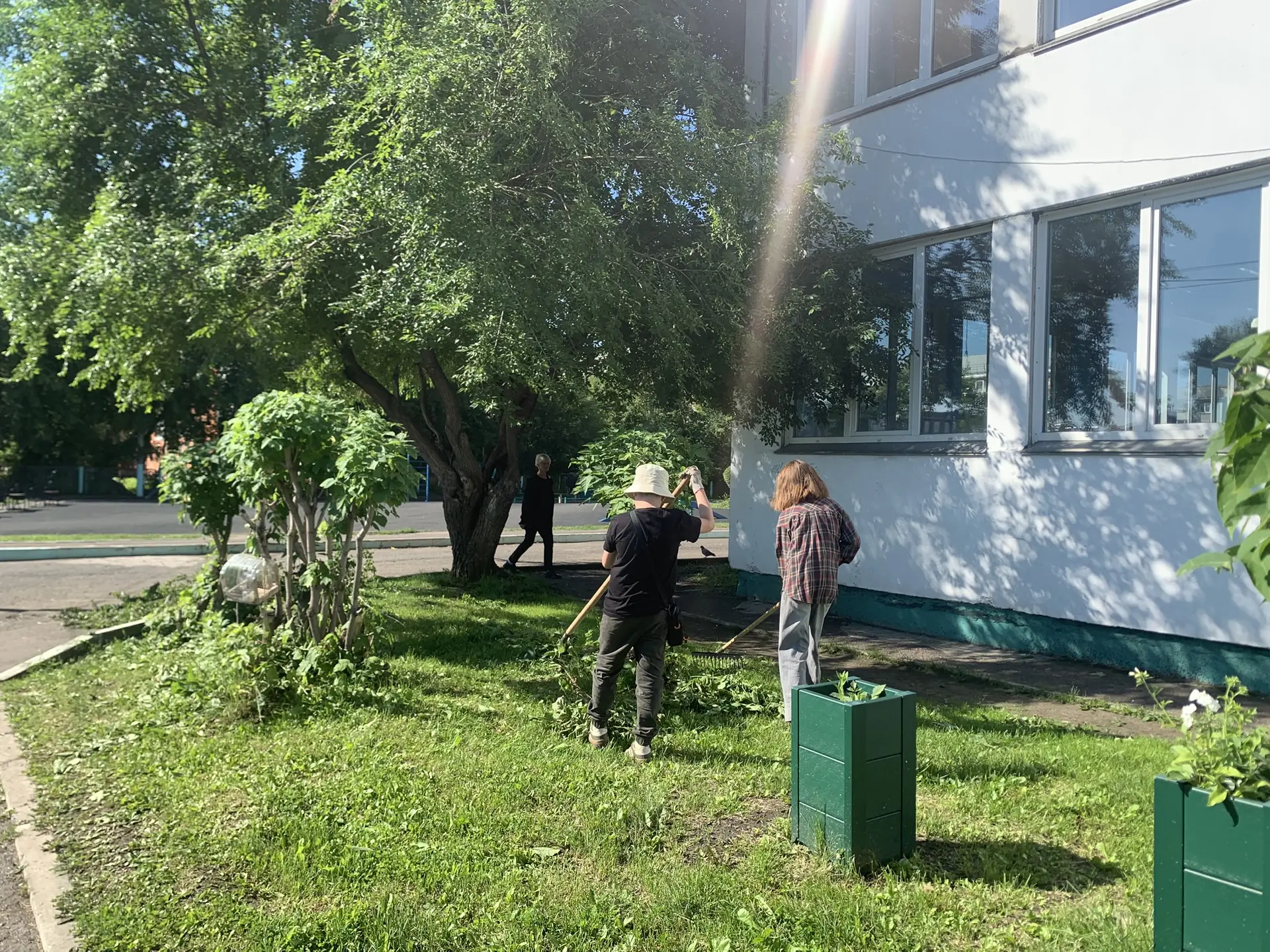 На этой неделе школьная практика прошла продуктивно! Ребята не только наводили порядок во дворе, но 