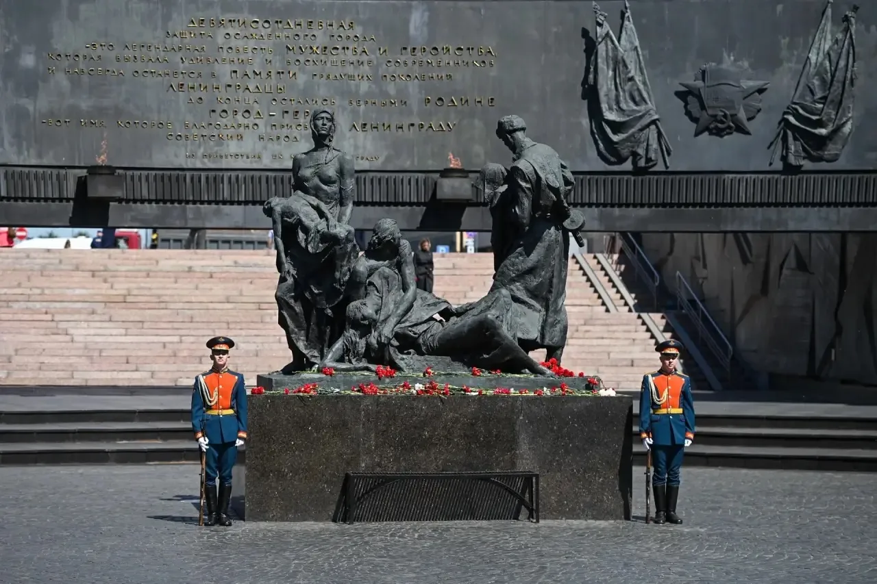 В День памяти и скорби совместно с членами Правительства Санкт-Петербурга возложили цветы к Монумент