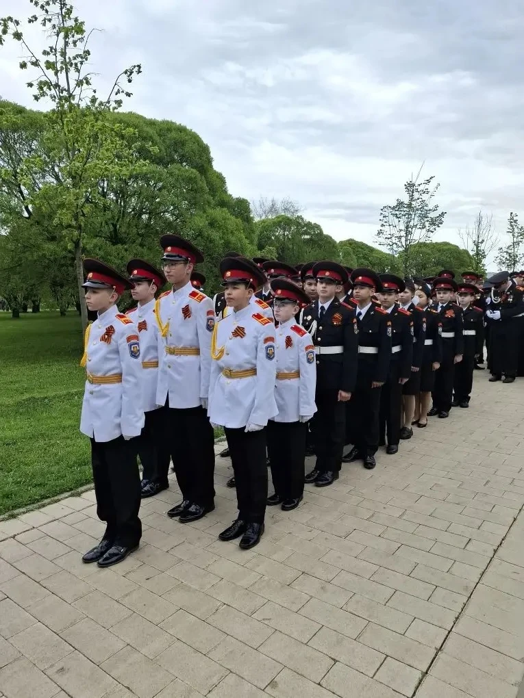 🔥В самый главный праздник нашей страны, в День Великой Победы, состоялся парад кадет у мемориала Защ