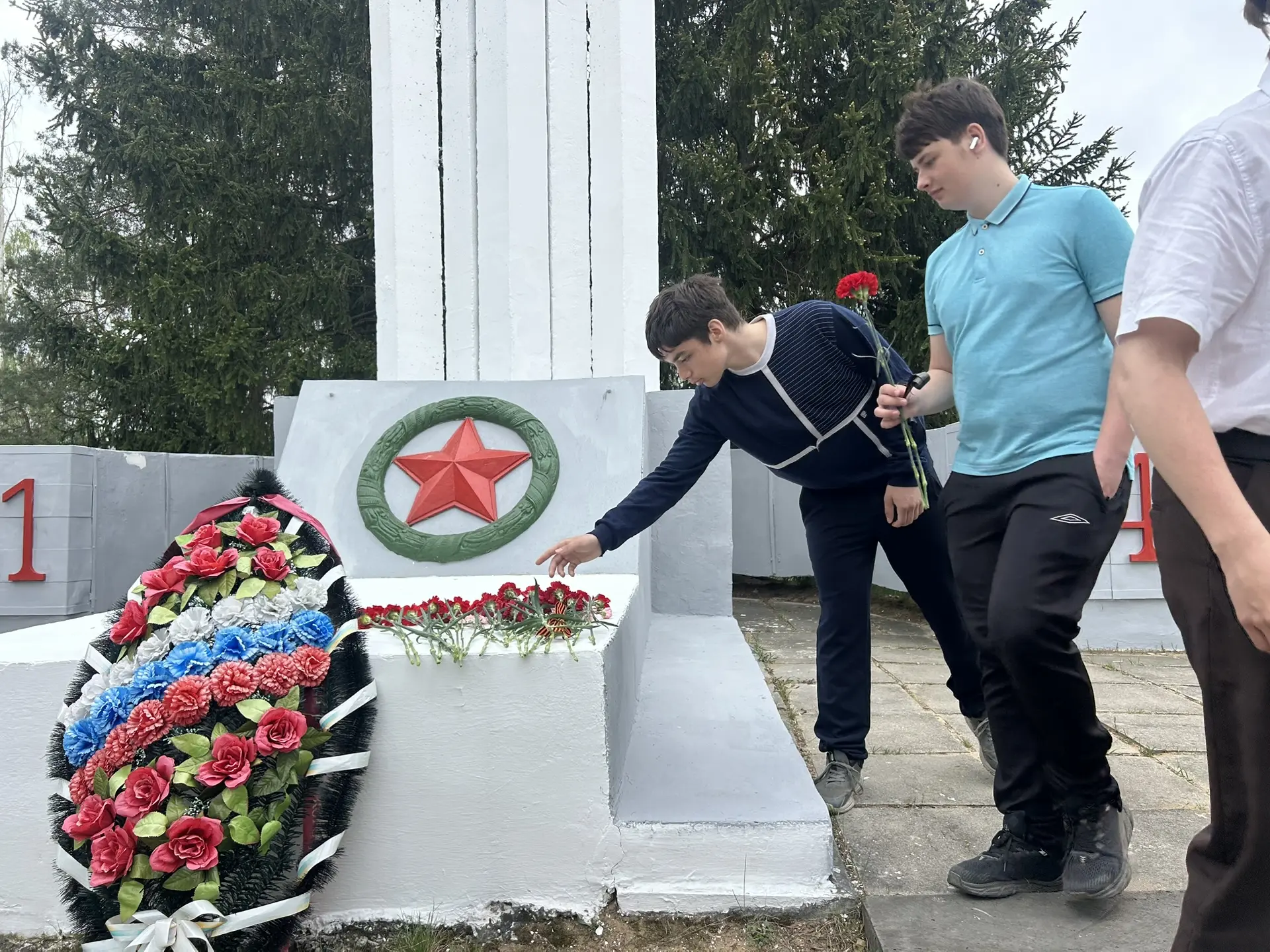 🇷🇺  В преддверии Дня Победы ученики нашего центра приняли участие в торжественной церемонии возложен