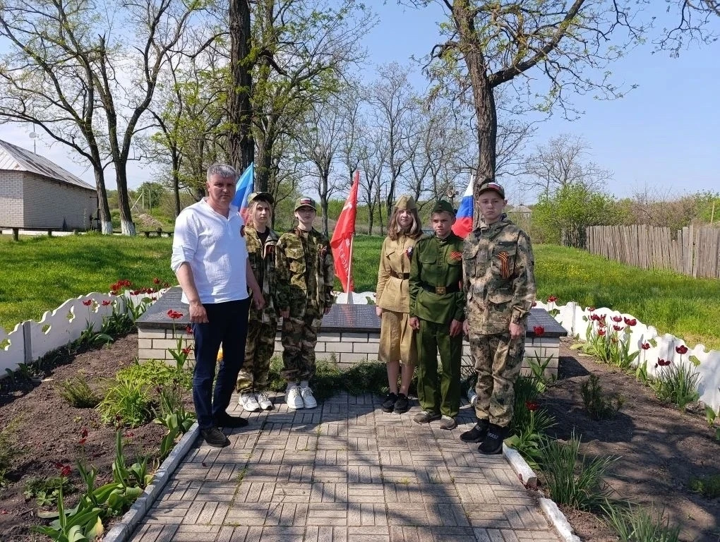 У памятника Героям Великой Отечественной войны состоялось торжественное возложение гирл...