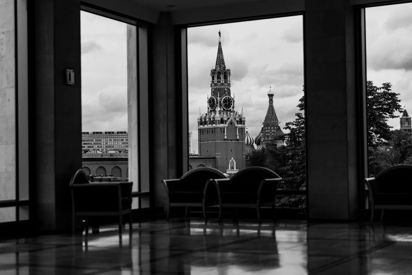 «ПУТЬ К СВЕТУ» В КРЕМЛЕ 

Состоялось открытие персональной выставки «Путь к свету» федерального наст
