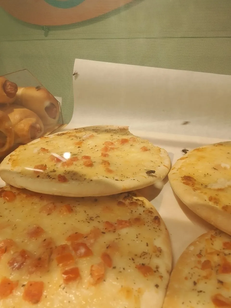 Тухлая продукция. На фруктах, на выпечке повсюду мухи в олном из сетевых магазинов у по...