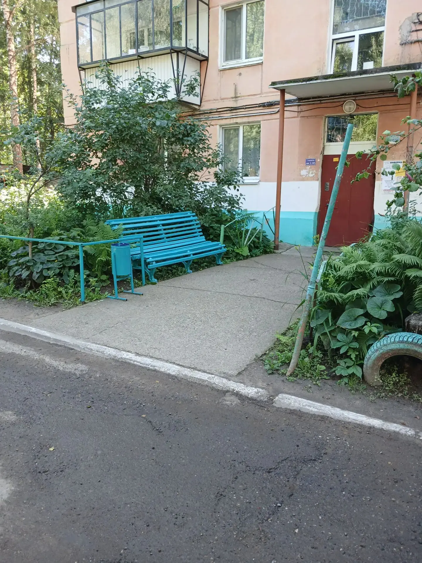 3.06.2026 г. были завершены работы по окраске лавок и ограждений у подъездов МКД по ул....