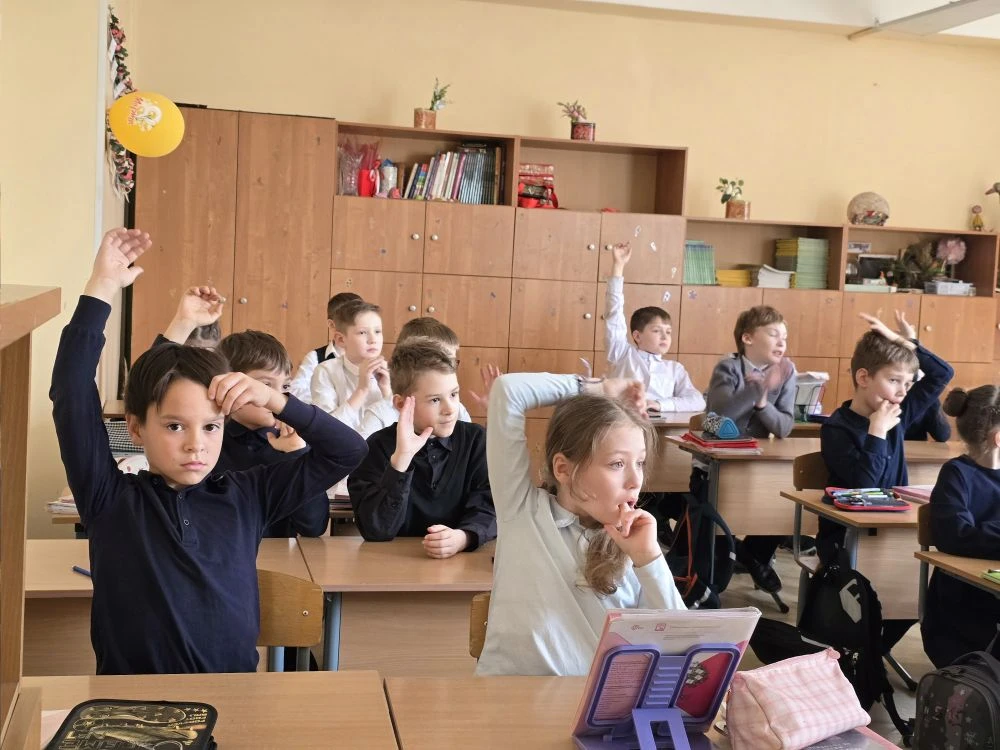📚✨ 13 апреля в 3 «Г» классе прошла увлекательная интеллектуальная игра «Умники и умницы» под руковод