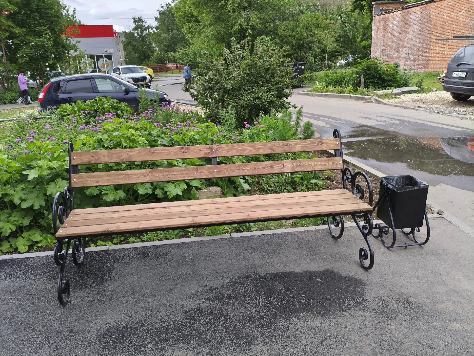 Выполнен монтаж скамейки и урны. Работа проведена за счет средств текущего ремонта