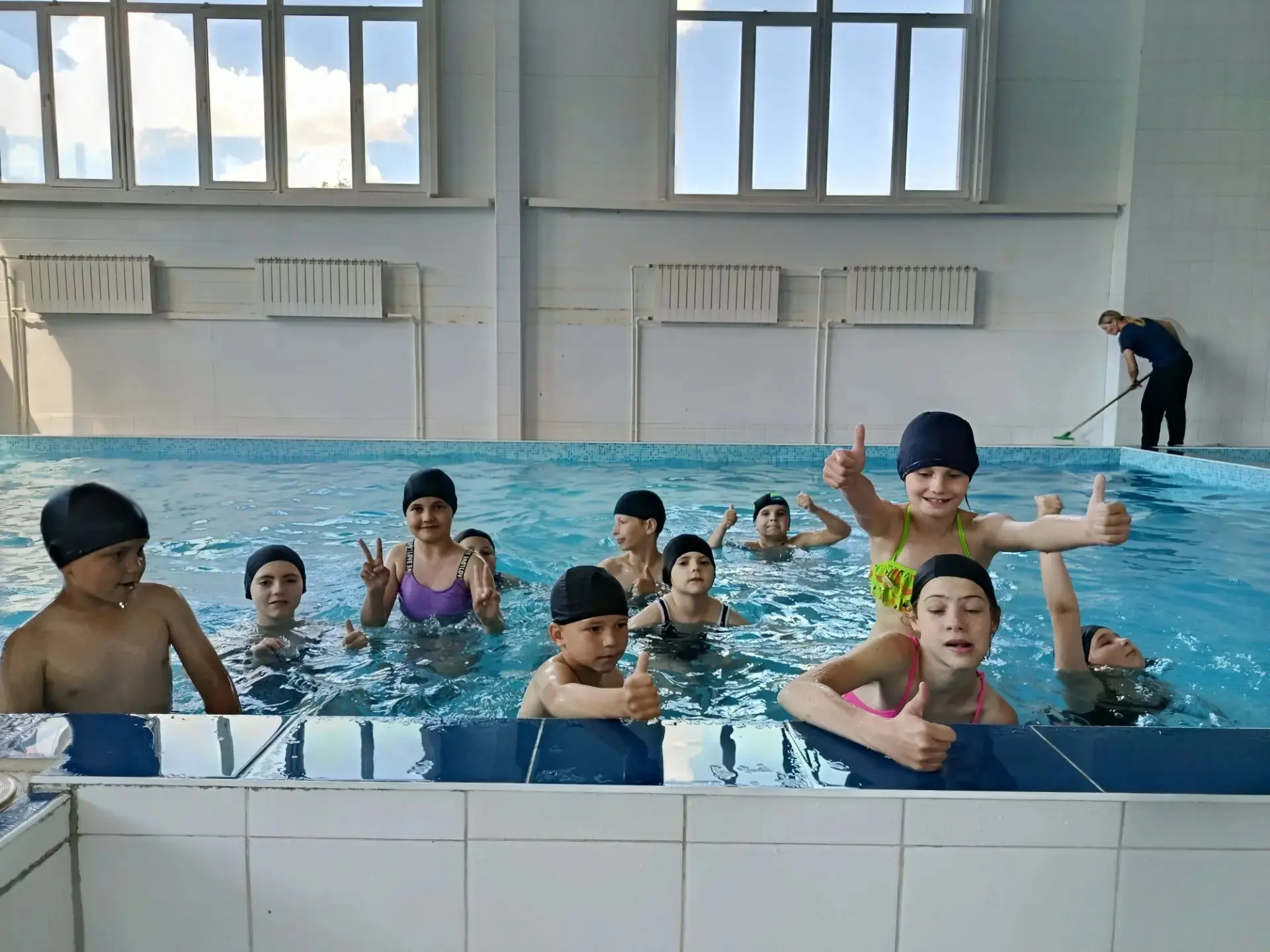 Ребята из нашего лагеря побывали в бассейне — и это было настоящее приключение! 
Сначала — обязатель