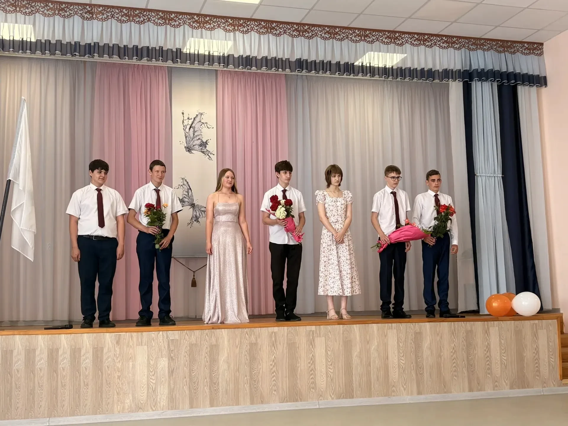🎉 Прощание с девятым классом

🎓 В нашей школе состоялась торжественная церемония вручения аттестат