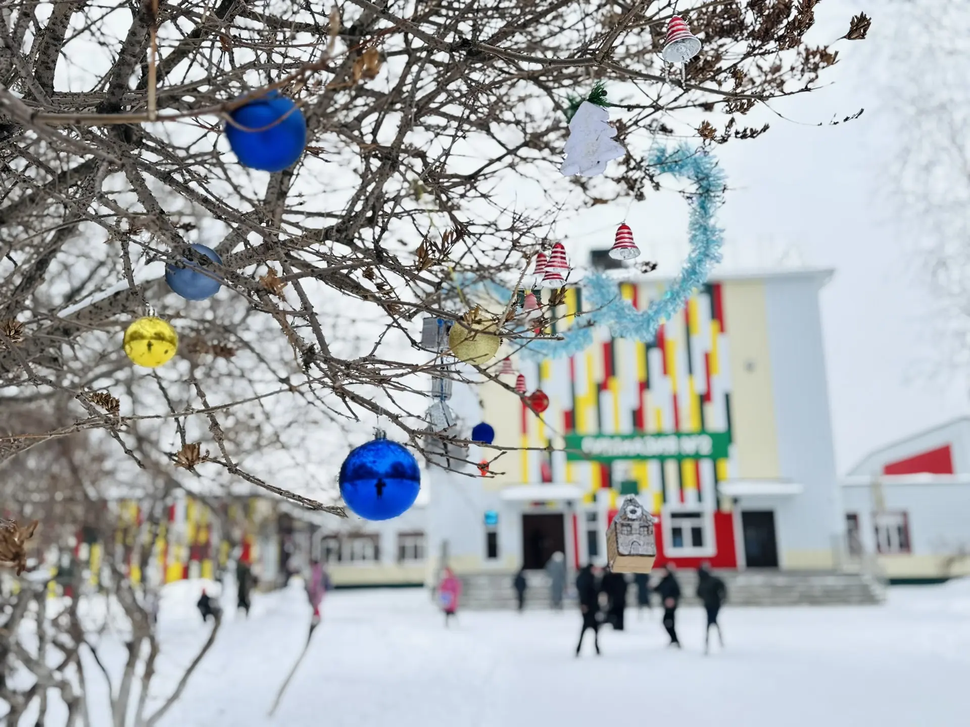 Мы создаем сказку вместе! 🎄✨  Друзья! Продолжается украшение территории любимой гимназии к самому во