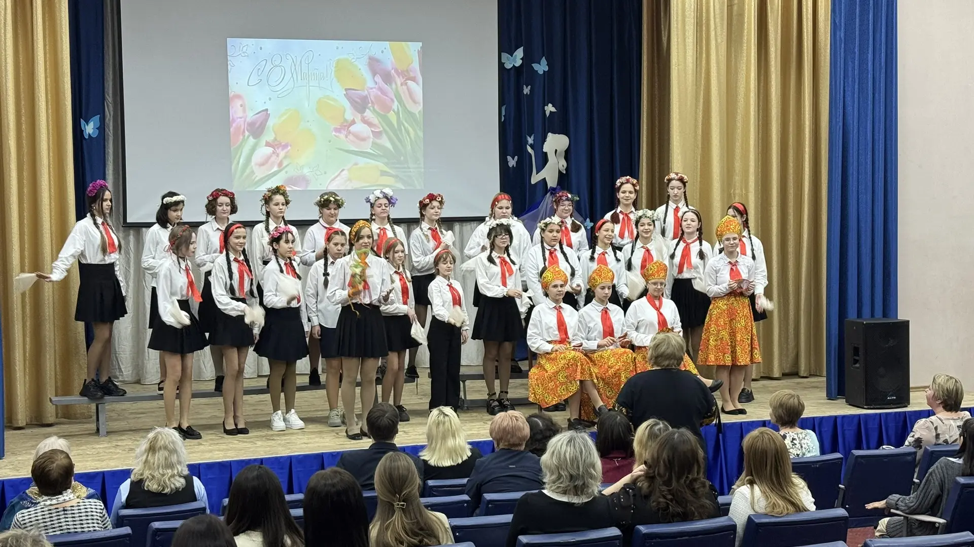 🌸 Как прошел предпраздничный день к 8 марта в нашей школе?  С самого утра активисты встречали учител