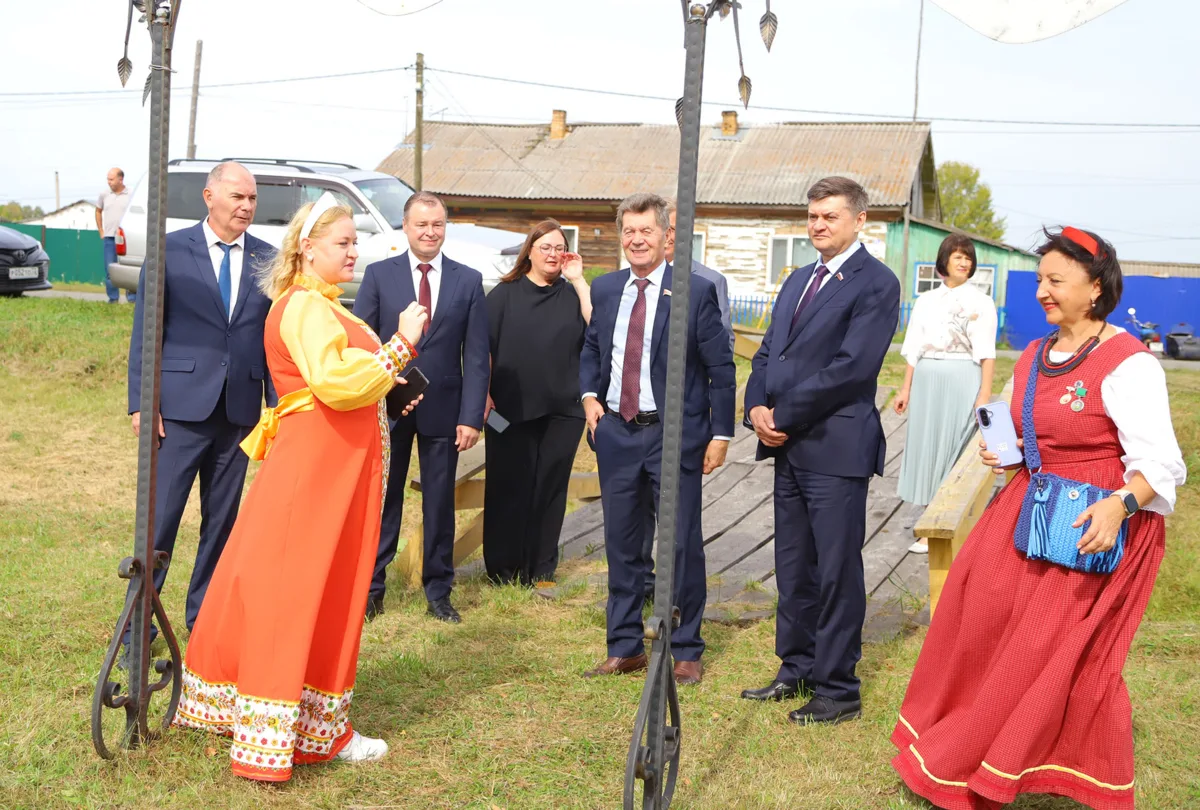 В деревне Земляной открыли спортплощадку и новый ФАП