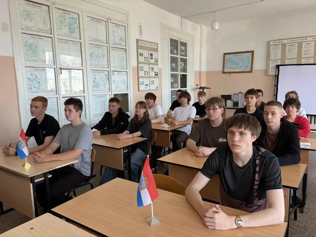🇷🇺 Символы, которые объединяют поколения! 🇷🇺

В учебных группах состоялось познавательное меропр