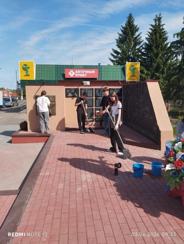 В Фатежской средней школе № 2 сейчас проходит летняя практика. Ребята вместе с учителем Татьяной Цыб