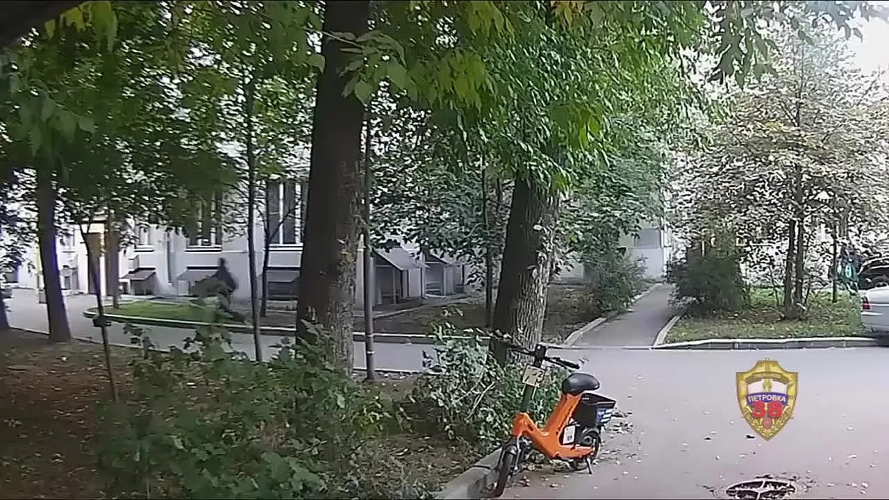 Жестокое нападение в районе Чистых прудов. Бородатый бандит догнал прохожего, избил, за...