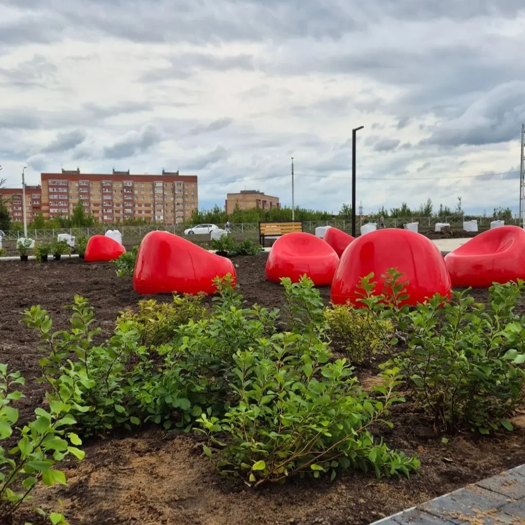 🌳 Новый сквер с развивающей детской площадкой активно строится во Фролах рядом с полик...