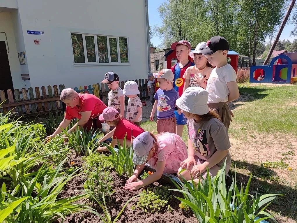 🌱Ребята из подготовительной группы вырастили рассаду цветов, а потом в роли волонтёров высадили её 